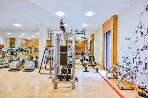 a gym with treadmills and elliptical machines at Sheraton Skyline Hotel London Heathrow in Hillingdon