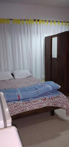 twee bedden naast elkaar in een kamer bij 3 cuadra polideportivo in San Vicente