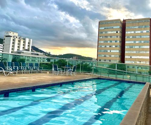 a swimming pool on the roof of a building at BH PARA 2 - HOTEL LUXO Apartamento Particular Savassi in Belo Horizonte