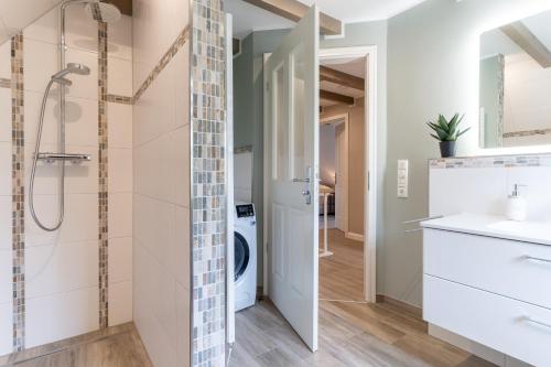 a bathroom with a shower and a sink at Summer Diek Reetdachhaus Summerdiek 10 in Sankt Peter-Ording