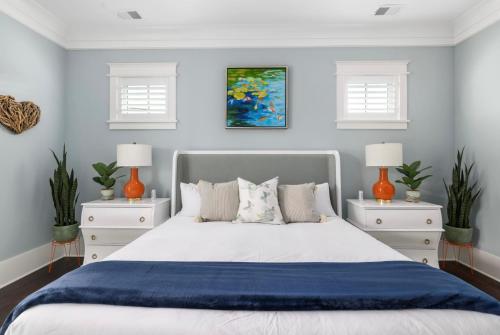 Ένα ή περισσότερα κρεβάτια σε δωμάτιο στο Beachfront Pool Outdoor Kitchen Firepit Putting Green