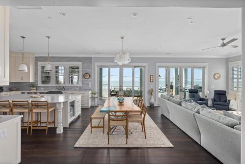 Χώρος καθιστικού στο Beachfront Pool Outdoor Kitchen Firepit Putting Green