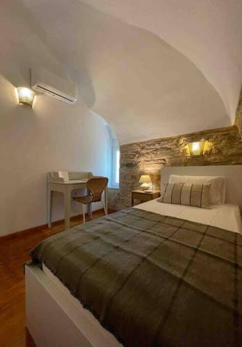 a bedroom with a large bed and a desk at Seaside Luxury Komi Beach Villa in Kómi