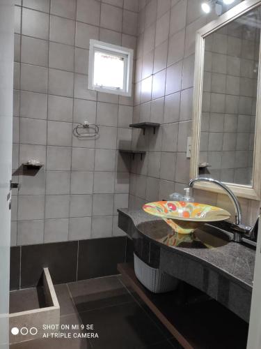 uma casa de banho com um lavatório e um espelho em Departamento Duplex em San Juan
