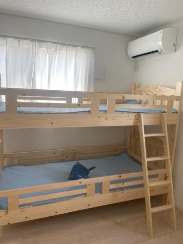 a bunk bed with two bunk beds in a room at 広々とした新築戸建 八街駅から徒歩10分車3台駐車可4LDK Free wifi in Yachimata