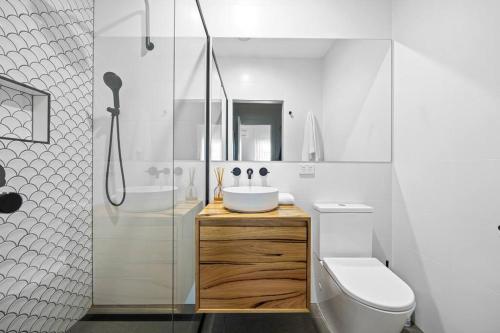 a bathroom with a sink and a shower and a toilet at Duc De Malakoff in Ballarat