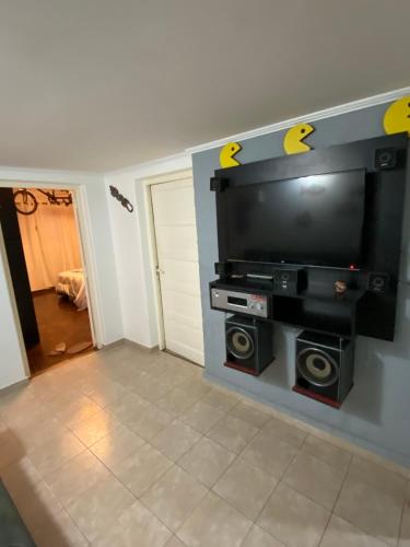 ein Wohnzimmer mit einem Flachbild-TV an der Wand in der Unterkunft Exclusiva casa céntrica in Chascomús
