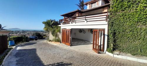 a building with orange doors on the side of a street at 3Suítes, piscina e vista do mar em condomínio pé na areia - pátio compartilhado in Búzios