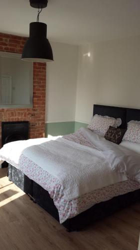 Una cama o camas en una habitación de The Railway Inn Westerfield