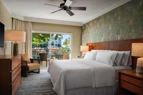 pokój hotelowy z łóżkiem i dużym oknem w obiekcie The Westin Ka'anapali Ocean Resort Villas w mieście Lahaina