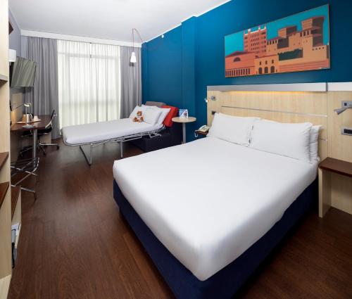 Postel nebo postele na pokoji v ubytování Holiday Inn Express Parma by IHG