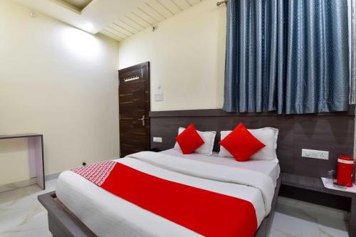 Ein Bett oder Betten in einem Zimmer der Unterkunft OYO Flagship Hotel Pink Orchid