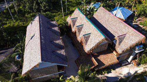 una vista aérea de una casa con techo en M-Resort Siargao, en General Luna