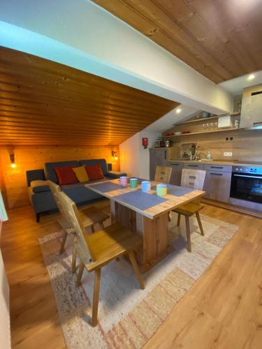 ein Wohnzimmer mit einem Tisch und einem Sofa in der Unterkunft Apart Berghof Steinbock in Sankt Leonhard im Pitztal
