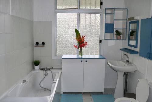 y baño con bañera, aseo y lavamanos. en TEVIHOUSE 2 Bedrooms House or-and Bungalow with Pool en Taravao