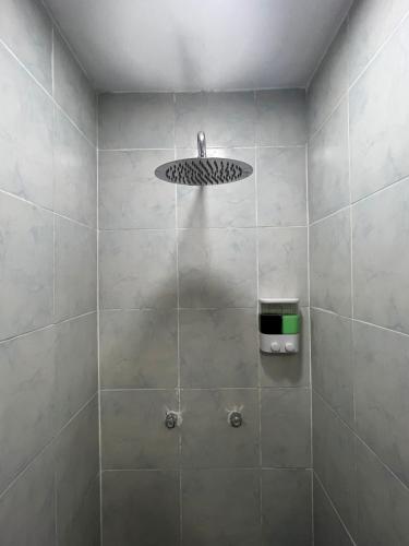 La salle de bains est pourvue d'une douche avec un pommeau de douche. dans l'établissement Posada del sol, à Manta