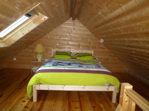 メスにあるLes Mirabellesの木製の屋根裏部屋(ベッド1台付)