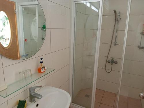 Koupelna v ubytování Garden Hostel