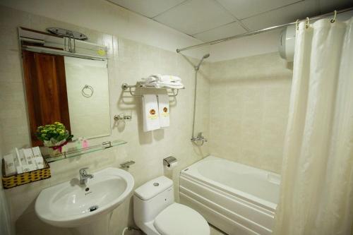 un bagno con un water bianco e un lavandino di Gold Dream Hotel a Da Lat