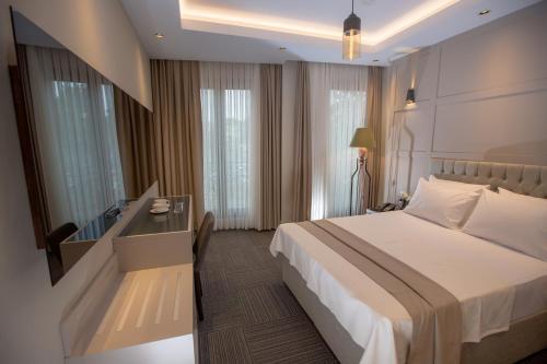 イスタンブールにあるAnatolia Innのベッドとデスクが備わるホテルルームです。