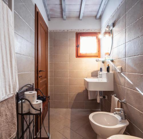 ein Bad mit einem Waschbecken und einem WC in der Unterkunft CasaMoira in Trequanda