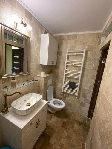 een badkamer met een witte wastafel en een toilet bij Seawave Black Sea Coast in Constanţa