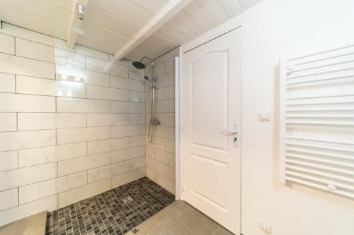 Bilik mandi di The charming Fleury 2 bedrooms Oullins