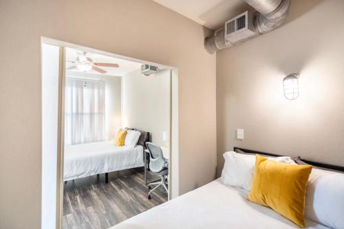 1 dormitorio con 2 camas y espejo en Charming 1,100 sq ft apartment near to The Shops at Legacy, en Plano