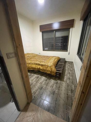 - une chambre avec un lit et une fenêtre dans l'établissement Villa for rent,pool,big terraces,mountain view, à Jerash