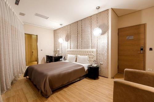 a hotel room with a bed and a couch at Motel Stars in Taichung
