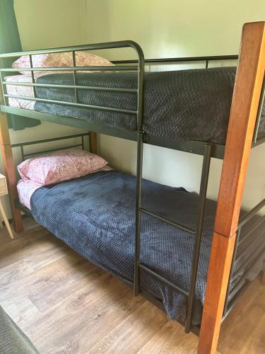 Ein Etagenbett oder Etagenbetten in einem Zimmer der Unterkunft Anchors down accommodation