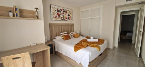 une chambre avec un lit avec une couverture dessus dans l'établissement Jardin playa del cura apartment, à Torrevieja