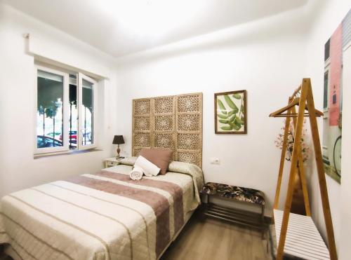 a bedroom with a bed and a window at FLEMING Loft PARKING Tourist Córdoba in Córdoba