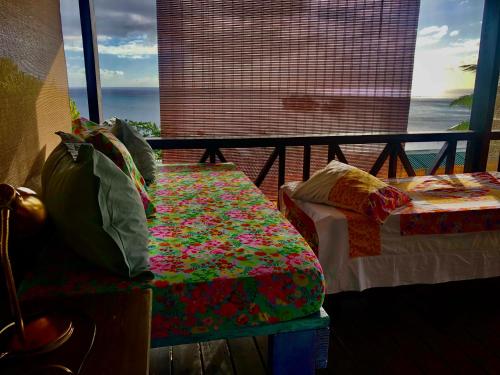 ein Zimmer mit einem Sofa mit Blumen darauf in der Unterkunft Fare Mirimiri in Uturoa