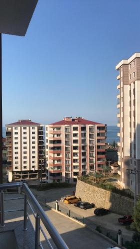 uitzicht op een stad met hoge gebouwen bij MY HOUSE in Yomra