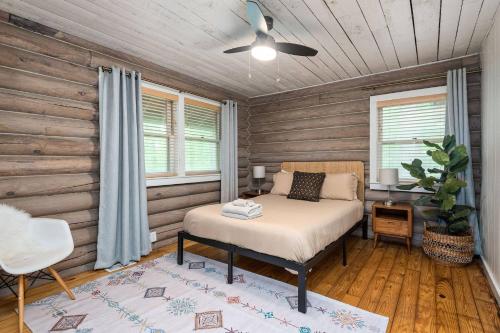 1 dormitorio con 1 cama en una habitación con paredes de madera en Bald Eagle en Kingston Springs