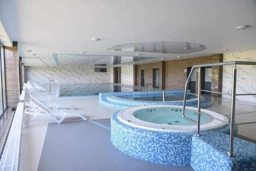a room with two hot tubs in a building at Apartament Belezza in Dziwnów