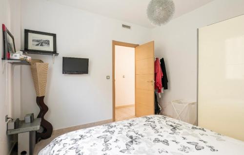 a bedroom with a bed and a tv on a wall at Splendide appartement calme et spacieux in Tangier
