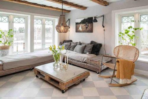 uma sala de estar com um sofá e uma mesa de centro em Big house with jacuzzi by the forrest em Hudiksvall