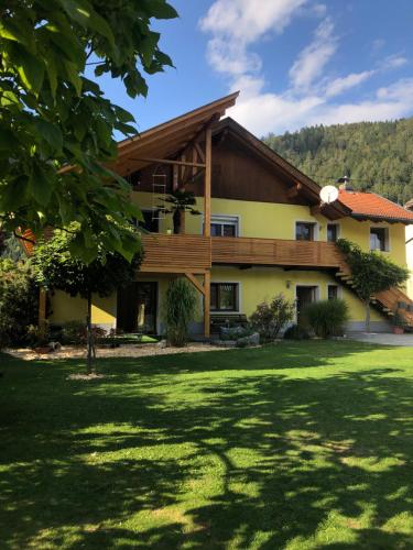 SachsenburgにあるFerienwohnung Edenの庭付きの家の外観