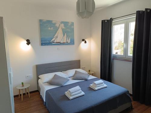 Ένα ή περισσότερα κρεβάτια σε δωμάτιο στο Apartment Dragana, Jezera, Island Murter
