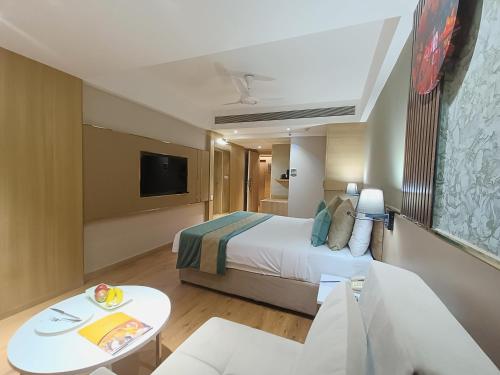 Habitación de hotel con cama y mesa en Effotel By Sayaji Indore, en Indore