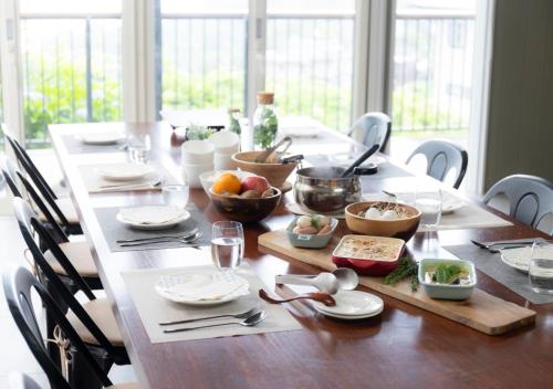 熱海市にあるGLAMPETIT HORIZONの木製テーブル(皿、鉢)