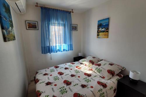 une petite chambre avec un lit et une fenêtre dans l'établissement Appart le Lavandou (le st James) 2 étoiles, au Lavandou