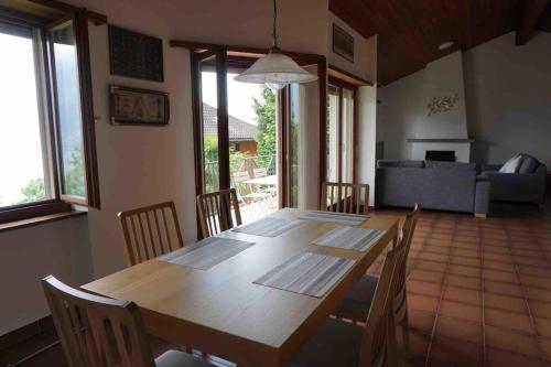 uma sala de jantar com uma mesa de madeira e cadeiras em Casa Verbanella em Minusio