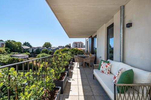 BONFIM LIVING - Great location, al fresco dining and free private parking
