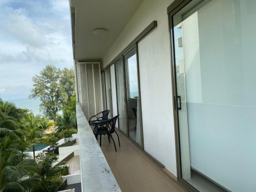 Μπαλκόνι ή βεράντα στο By The Sea @ Cozy Beachfront Home