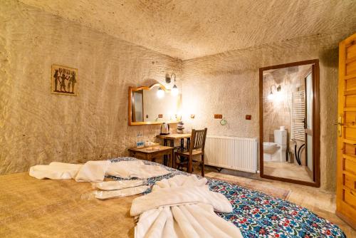 Ένα ή περισσότερα κρεβάτια σε δωμάτιο στο Cappadocia inans Cave & Swimming Pool Hot