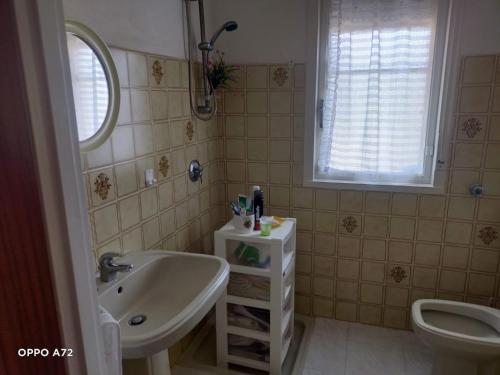 een badkamer met een wastafel en een toilet bij VILLA MARI' in Castelvetrano Selinunte