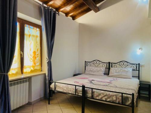 een slaapkamer met een bed en een raam bij Al Paese Vecchio in Vasanello